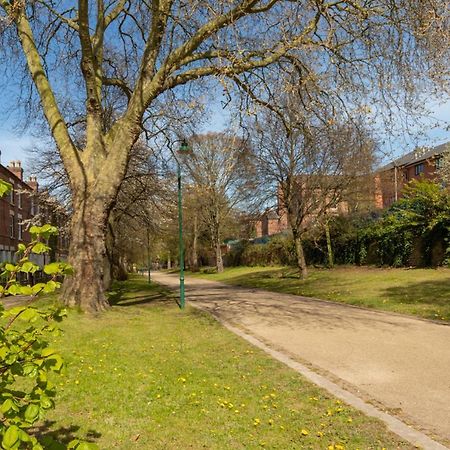 Limpenny Studio Apartment - Work Friendly And Outstanding Garden Studio Close To City Centre นอตติงแฮม ภายนอก รูปภาพ